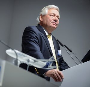 Airbus John Leahy Farnborough press_conference (A. Doumendou - Airbus Industrie)