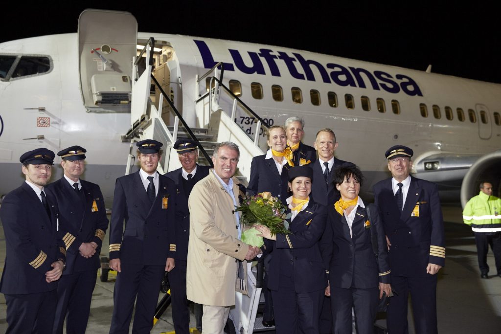 Der letzte Linienflug einer Boeing /§/ bei der Lufthansa. Carsten Spohr überreicht Blumen an die Crew.. Frankfurt, den 29.10.2016